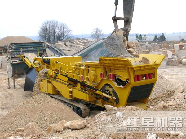 移動(dòng)式破碎機(jī)現(xiàn)場(chǎng)圖
